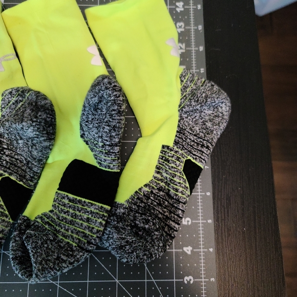 Set of 4 women's under Armour cushioned running socks crew length size m. - Picture 4 of 6
